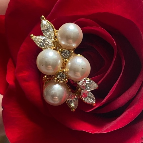 TANYA Lind Pearl rhinestone clip earrings 1” - Picture 3 of 16